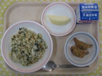 高菜チャーハン、揚げ餃子、りんご