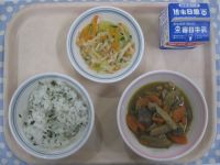 わかめごはん、煎りどり、大根サラダ