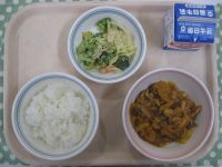 ごはん、ぶた肉のケチャップ煮、ブロッコリーサラダ