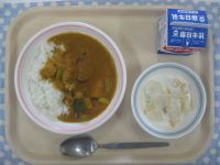 夏野菜カレー、フルーツヨーグルト