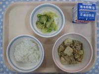 ごはん、いり豆腐、えだまめとツナのサラダ