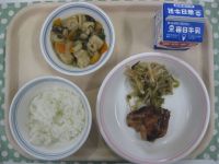 ごはん、鶏肉の照り焼き、梅おかかあえ、高野豆腐の煮物