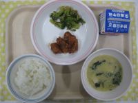 ごはん、まぐろのケチャップ煮、ブロッコリーのおかかあえ、ほうれん草のかきたま汁