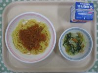 ミートソーススパゲティー、ほうれん草とツナのサラダ