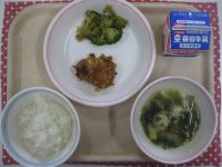 ご飯、鶏肉のパン粉焼き、ブロッコリーのおかか和え、じゃがいものみそ汁