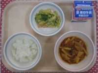 ご飯、豚肉のケチャップ煮、ごまネーズサラダ