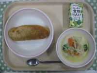きなこあげパン、ホワイトシチュー、白ブドウジュース