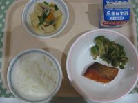 ご飯、さかなの西京焼き、ブロッコリーのおかかあえ、高野豆腐の煮物