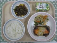 ご飯、しゃけのマヨネーズ焼き、いんげんのごまあえ、糸こんソテー、白ブドウジュース