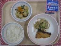 ご飯、さかなの西京焼き、きゅうりのごまあえ、高野豆腐の煮物