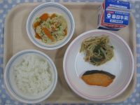 ご飯、さけの塩焼き、いんげんのごまあえ、とふの粉の煮物