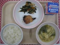 ご飯、鶏肉の照り焼き、野菜のおかか和え、豆腐のみそ汁