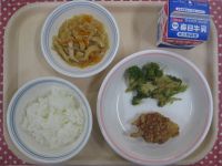 ご飯、鶏肉の竜田揚げ、ブロッコリーのおかかあえ、切干し大根の煮物