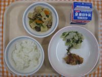 ご飯、鶏肉のマーマレード焼き、キャベツときゅうりの昆布あえ、高野豆腐の煮物