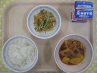 ご飯、豚肉のケチャップ煮、ごまみそ酢あえ