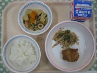 ご飯、タンドリーチキン、いんげんのごまあえ、高野豆腐の煮物