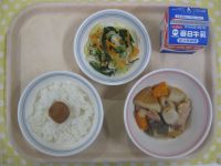 ご飯、梅干し、おでん風煮、ほうれんそうとツナのサラダ