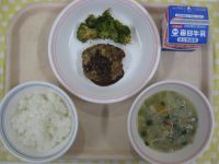ご飯、豆腐ハンバーグ、ブロッコリーのおかかあえ、具だくさんみそ汁