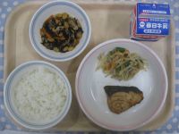 ご飯、さかなの照り焼き、いんげんのごまあえ、大豆の磯煮