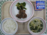 ご飯、くじらの竜田揚げ、ブロッコリーのおかかあえ、大根のみそ汁