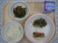 ご飯、鶏肉のマーマレード焼き、ごまあえ、糸こんぶの炒め煮