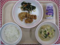 ご飯、鶏肉の竜田揚げ、野菜のおかかあえ、さつまいものみそ汁、ジョア