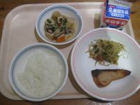 ご飯、さかなの西京焼き、うめおかかあえ、高野豆腐の煮物