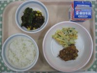 ご飯、鶏肉のパン粉焼き、マカロニサラダ、糸コンソテー