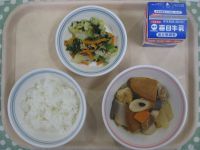 ご飯、おでん風煮、ほうれん草とツナのサラダ