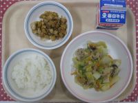 ご飯、八宝菜、大豆とじゃこの揚げ煮