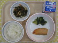 ご飯、さかなの西京焼き、ブロッコリーのおかかあえ、糸昆布の炒め煮