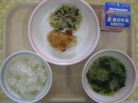 ご飯、鶏肉のBBQソース、おかかあえ、わかめスープ