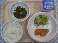 ご飯、鮭の塩焼き、キャベツときゅうりの昆布あえ、糸こんソテー