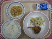 ご飯、鶏肉のレモン揚げ、マカロニサラダ、切干し大根の煮物、ジョア