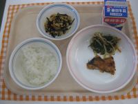 ご飯、鶏肉のマーマレード焼き、野菜のおかかあえ、大豆の磯煮