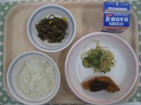 ご飯、ささみのフライ、きゅうりのごまあえ、糸こんソテー