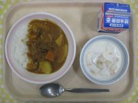カレーライス、フルーツヨーグルト