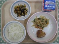 ご飯、鶏肉の照り焼き、いんげんのごまあえ、大豆の磯煮