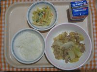 ご飯、豚肉のしょうが焼き、マカロニサラダ