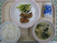 ご飯、鶏肉の竜田揚げ、キャベツときゅうりのこんぶあえ、たまねぎのみそ汁