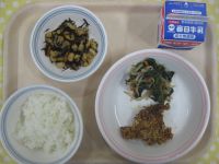 ご飯、鶏肉のパン粉焼き、野菜のおかか和え、大豆の磯煮