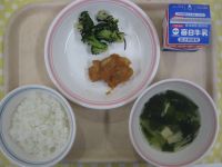 ご飯、鶏肉のBBQソース、ブロッコリーののり和え、わかめスープ
