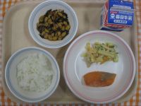 ご飯、鮭の塩焼き、マカロニサラダ、大豆の磯煮