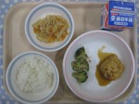 ご飯、鶏つくね照り焼き、ブロッコリーのおかか和え、切干し大根の煮物