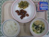 ご飯、まぐろのケチャップ煮、梅おかか和え、豆腐のみそ汁