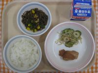 ご飯、鶏肉の梅肉焼き、きゅうりのごま和え、糸こんソテー