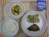 ご飯、ブリの西京焼き、きゅうりのごま和え、高野豆腐の煮物