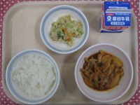 ご飯、豚肉のケチャップ煮、ごまネーズサラダ