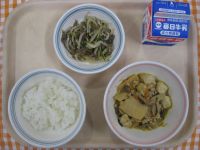 ご飯、炒り豆腐、焼肉サラダ