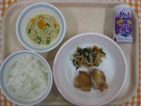 ご飯、鶏肉の竜田揚げ、ごま和え、とふの粉の煮物、ジョア